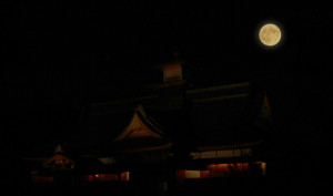 函館奉行所と満月（イメージ）