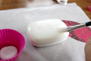 デコパージュ石鹸：専用のり塗ってます。