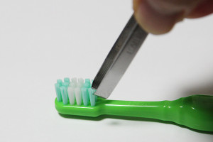 歯ブラシヘッドを小さく加工♪歯ブラシの毛を一束毛抜きでつかんで、グッとひっぱりましょう。