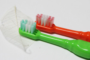 小さい子にも対応できる♪歯ブラシヘッドを小さく加工する方法。